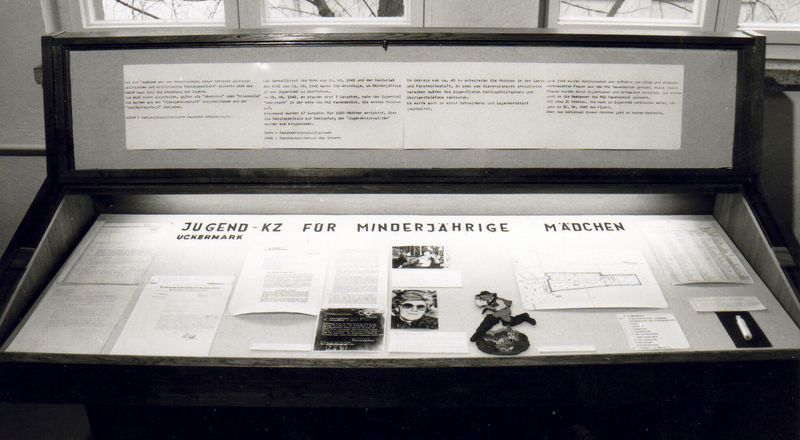 [Translate to English:] Vitrine zum "Jugendschutzlager Uckermark", 1984
