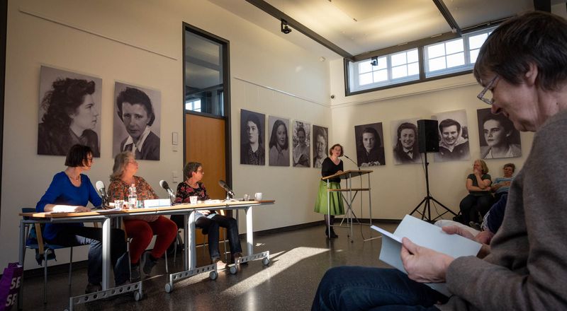 Buchpräsentation und Gespräch mit Brigitte Halbmayr und Siegrid Fahrecker. Foto: Eberhard Schorr