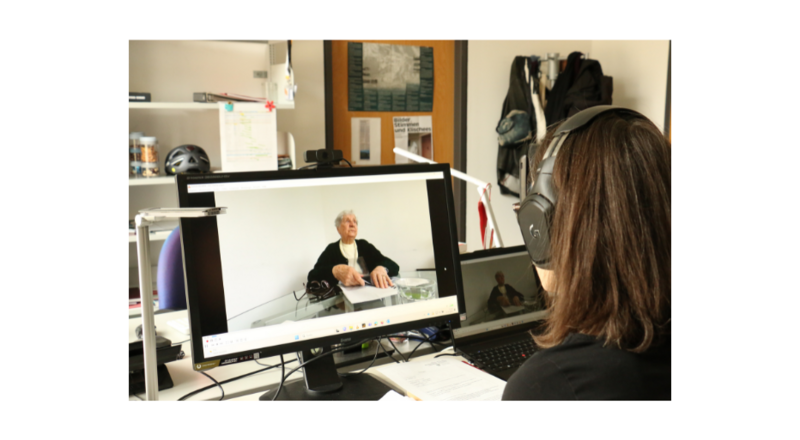 Nutzung eines Interviews mit einer Zeitzeugin, Foto: MGR/SBG / Watching an interview with a Ravensbrück survivor, photo: MGR/SBG