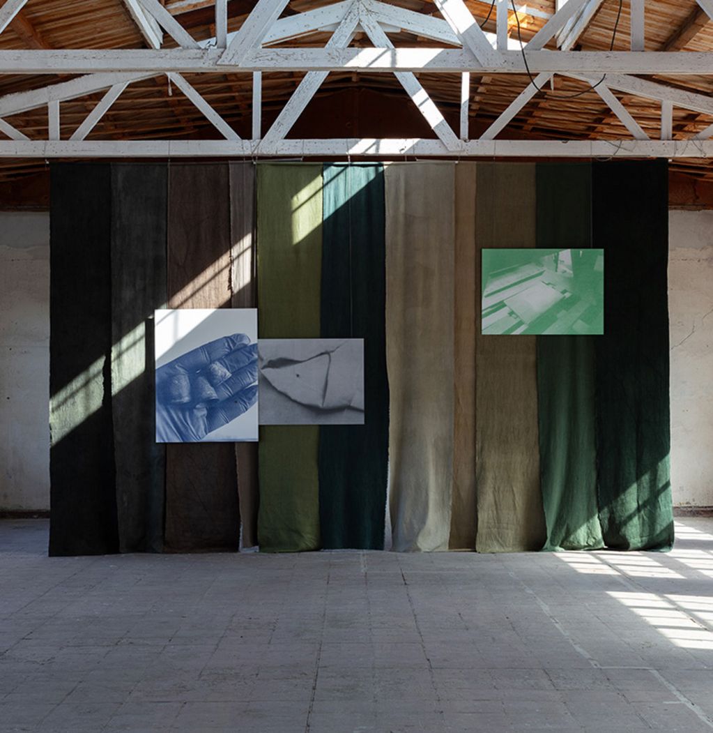Installationsansicht, Dominique Hurth, „Maschinen dröhnen, Nadel schleppt den Faden, Scharfes Messer glänzt, schneidet entzwei und sticht“, 2025, © Dominique Hurth, Foto: CHROMA