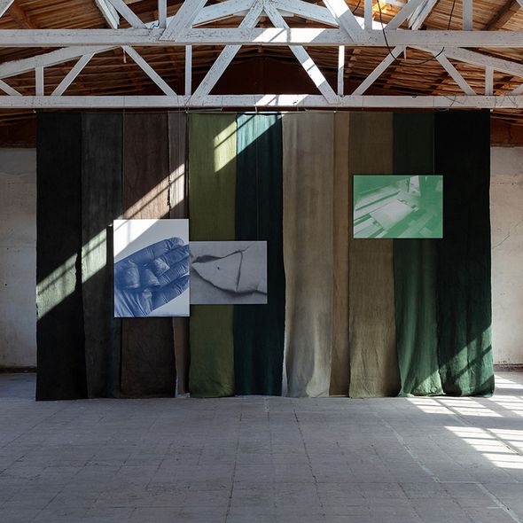Installationsansicht, Dominique Hurth, „Maschinen dröhnen, Nadel schleppt den Faden, Scharfes Messer glänzt, schneidet entzwei und sticht“, 2025, © Dominique Hurth, Foto: CHROMA Installationsansicht, Dominique Hurth, „Maschinen dröhnen, Nadel schleppt den Faden, Scharfes Messer glänzt, schneidet entzwei und sticht“, 2025, © Dominique Hurth, Foto: CHROMA