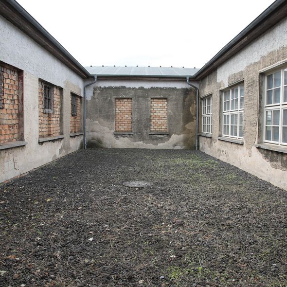 Innenhof der ehemaligen Textilfabrik nach der Befreiung von Unkraut, Britta Pawelke, MGR