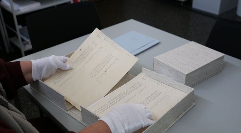 Recherche in Dokumenten aus dem KZ Ravensbrück; Foto: MGR/SBG / Researching documents from the Ravensbrück Concentration Camp; Photo: MGR/SBG