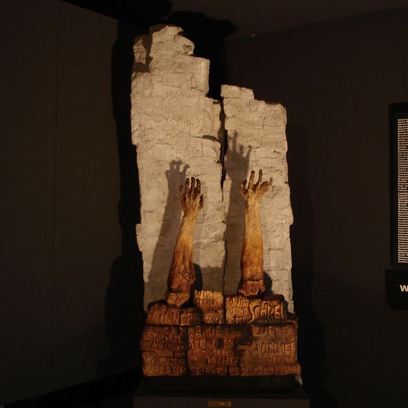 Polnischer Gedenkraum mit einer Skulptur von Zofia Poci?owska Polnischer Gedenkraum mit einer Skulptur von Zofia Poci?owska