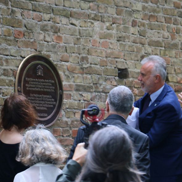 Minister Ángel Víctor Torres enthüllte die Gedenktafel (© MGR, B. Pawelke)