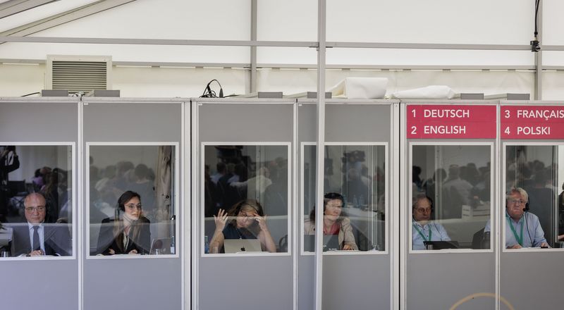 Simultandolmetscher:innen in Kabinen für Deutsch, Englisch, Französisch und Polnisch beim Forum der 2. und 3. Generation, Mai 2025