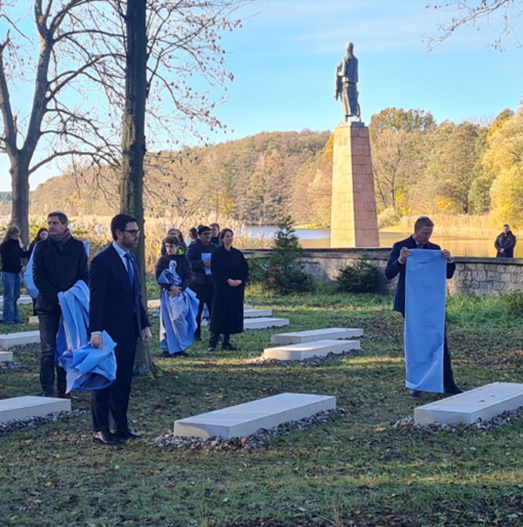 Feierliche Enthüllung des Gedenkzeichens für die jüdischen Häftlinge (© SBG/Seferens)