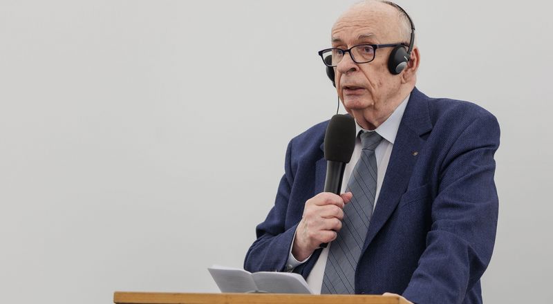 Witold Stefanowicz bei seiner Eröffnungsrede zum Forum der 2. und 3. Generation, Mai 2025