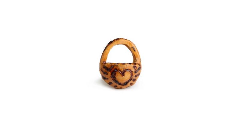 Aus einem Kirschkern geschnitztes Körbchen, 1944; MGR/SBG, V2194 D2 / Small basket carved from a cherry stone, 1944; MGR/SBG, V2194 D2