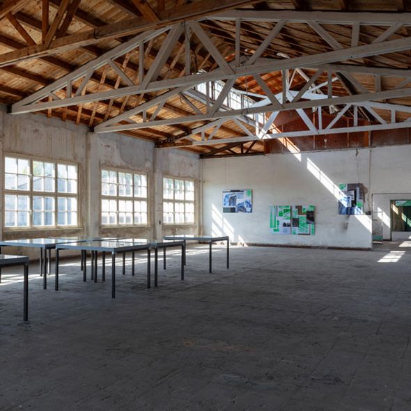Dominique Hurth, „Maschinen dröhnen, Nadel schleppt den Faden, Scharfes Messer glänzt, schneidet entzwei und sticht“, 2025, © Dominique Hurth, Foto: CHROMA Dominique Hurth, „Maschinen dröhnen, Nadel schleppt den Faden, Scharfes Messer glänzt, schneidet entzwei und sticht“, 2025, © Dominique Hurth, Foto: CHROMA