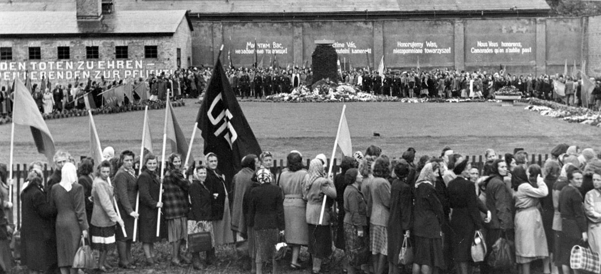 [Translate to English:] Gedenkzeremonie an der ehemaligen Lagermauer (1950)
