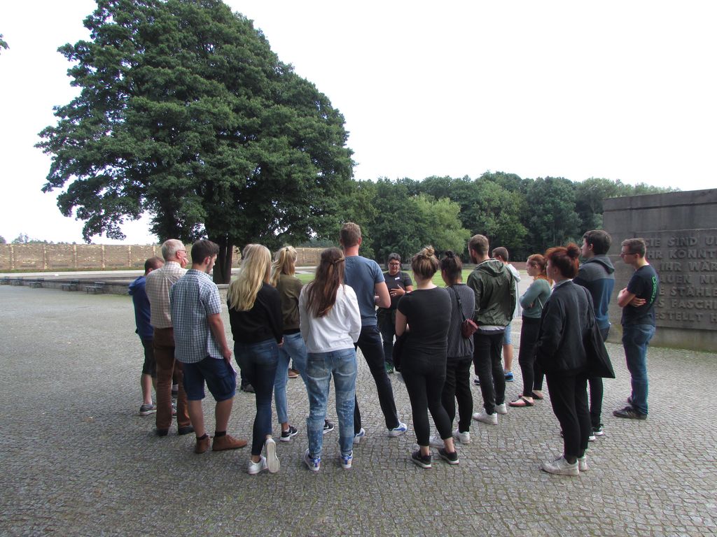 Eine Gruppe beim geführten Rundgang durch die Gedenkstätte