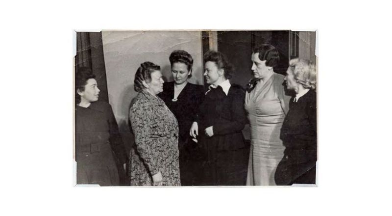 Gertrud Marx, Rosa Thälmann und weitere ehemalige Häftlinge des KZ Ravensbrück, vermutlich 1955; MGR/SBG, FoVI/C-Nachlass / Gertrud Marx, Rosa Thälmann and other former prisoners of Ravensbrück concentration camp, presumably 1955; MGR/SBG, FoVI/C 