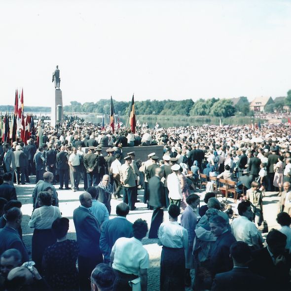Eröffnung der Mahn- und Gedenkstätte Ravensbrück, 1959 (Foto: Ernst Schäfer) Eröffnung der Mahn- und Gedenkstätte Ravensbrück, 1959 (Foto: Ernst Schäfer)