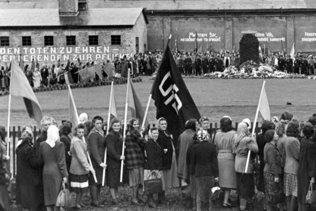 Demonstrationszug entlang der ehem. Lagermauer mit Kranzniederlegung, 1950