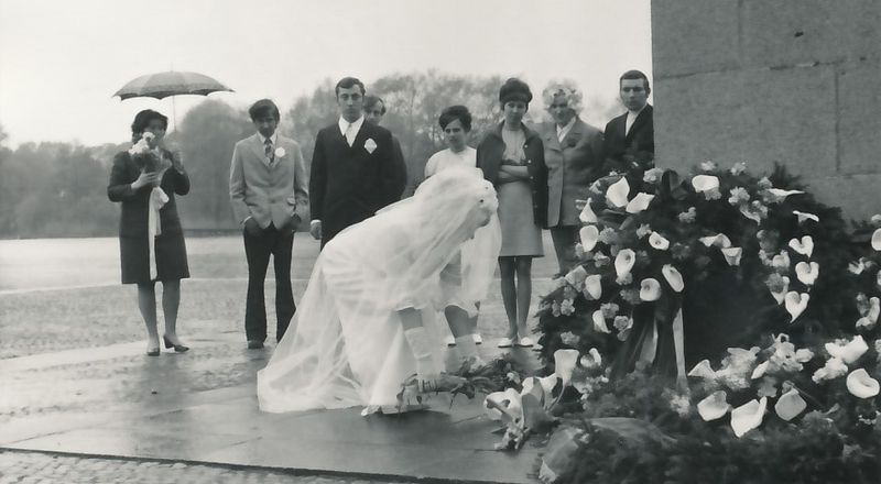 [Translate to English:] Ein sowjetisches Brautpaar legt am Mahnmal seinen Brautstrauß nieder, 1979