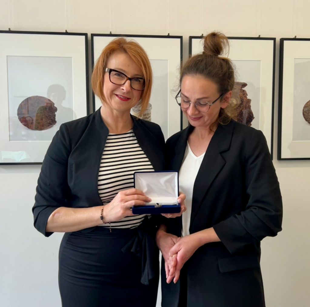 Sylwia und Anna Kucharczyk mit dem Ring ihrer Großmutter Halina (© MGR)