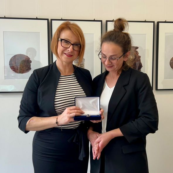 Sylwia und Anna Kucharczyk mit dem Ring ihrer Großmutter Halina (© MGR) Sylwia und Anna Kucharczyk mit dem Ring ihrer Großmutter Halina (© MGR)
