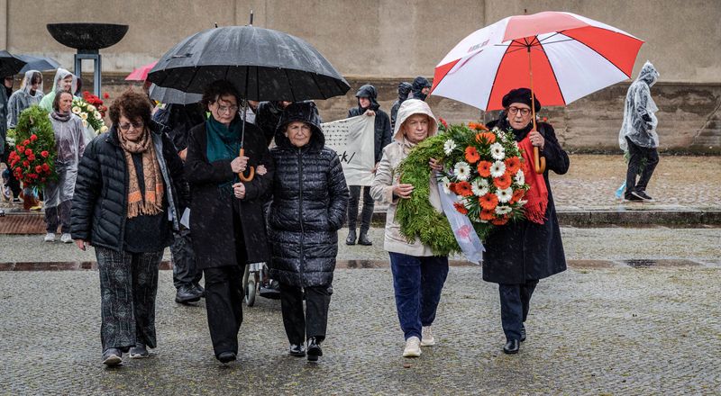 Kranzniederlegung: Die Überlebende Emmie Arbel (Israel), Dr. Andrea Genest, die Überlebende Mala Tribich (UK) sowie Jeannine Bochat und Ambra Laurenzi (beide IRK) (v.l.) Foto: Eberhard Schorr.