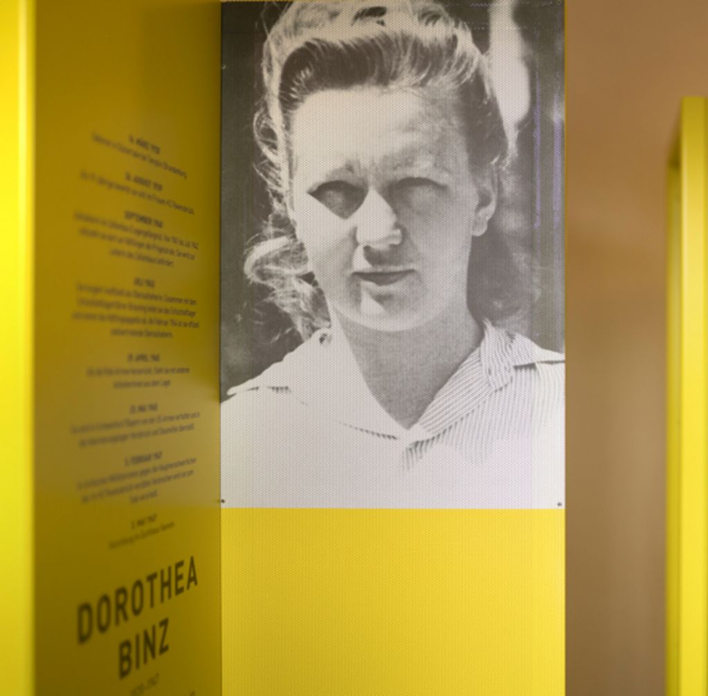 Ausstellung "Im Gefolge der SS" in einem der ehemaligen Ausfseherinnenhäuser in der Gedenkstätte Ravensbrück, © MGR, F. Steinhausen
