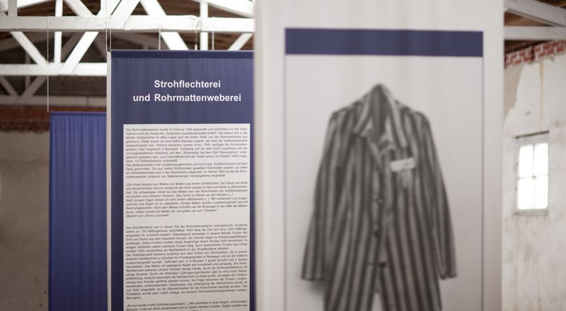 Ausstellung zur Zwangsarbeit in der Textilindustrie vor Ort