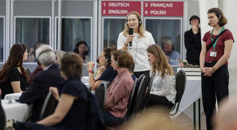 Mehrsprachiger Austausch im Plenum beim Internationalen Forum der 2. und 3. Generation. 