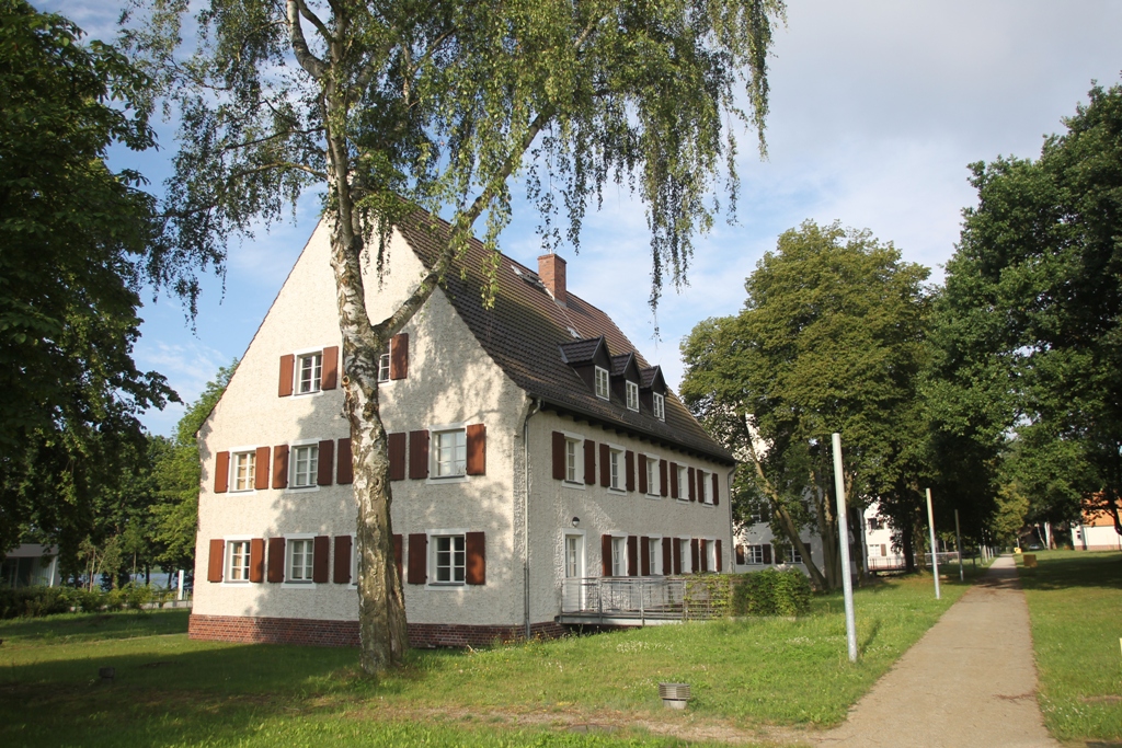 Eine der einstigen Unterkünfte der Aufseherinnen, die heute als Internationale Jugendbegegnungsstätte | Jugendherberge Ravensbrück genutzt werden.